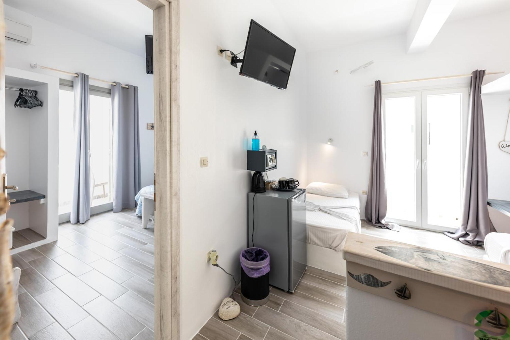 Madaky Hotel Науса Екстер'єр фото